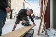 Barry Buxton – der 49-jährige Brite baut in Davos die Repräsentationsräume für einen indischen Technologiekonzern auf. (Bild: Dominik Wunderli)