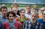 Franziska Bircher als Vorjodlerin inmitten der Beggrieder Jodler. (Bilder Corinne Glanzmann)