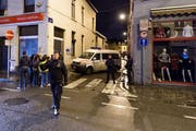 Bei einer Razzia in Moleenbeek wurden verschiedene Häuser durchsucht. Das Bild stammt vom 17. November. (Bild: AP / Geert Vanden Wijngaert)