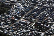 Frankreich möchte die Asylbewerber von Calais nach und nach an andere Orte versetzen. (Bild: AP Photo/Thibault Camus)