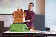 Der Alpnacher Maturand Colin Wallimann präsentiert seine Maturaarbeit: Einen Nachbau der ersten Rechenmaschine. (Bild: Romano Cuonz)