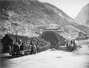 Arbeiter posieren vor dem Nordportal des Gotthardtunnels anlässlich des Baubeginns 1872. (Bild: Illustration aus dem Buch «Alfred Escher, 1819–1882»)