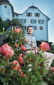 Poesiesommer-Leiter Ulrich Suter im Rosengarten von Schloss Heidegg. (Bild: Boris Bürgisser (6. Juli 2017))