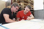 Gemeinsames Packen für die Berufs-WM: Karosserielackierer Maurus von Holzen mit seinem Coach Martin Erlchert. (Bild: PD/Apimedia)