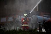 Auch vom Boden aus wurde das Feuer bekämpft. (Bild: Geri Holdener, Bote der Urschweiz)
