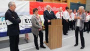 Von rechts: Die langjährige Präsidentin dankt Josef Arnold, Margrit Arnold und Josef Schuler.Bild: Paul Gwerder (Isenthal, 15. Oktober 2016)