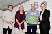 Freude bei der Übergabe der Festschrift; von links: Christian Mattli (Autor), Anja Wild (Design) sowie die Zaku-Vertreter Paul Dubacher und Beat Walker. (Bild Paul Gwerder)