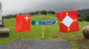 Symbolischer erster Wegweiser: Hier wird die Südumfahrung durchführen. (Bild: Geri Holdener)
