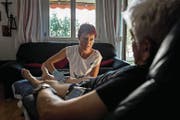 Pflegefachfrau Bianca Würsch pflegt einen älteren Mann. (Bild: PD/Tom Stoddart (Stans, 26. August 2015))