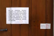 Der Eingang des «Al Galeone» in Ennetbürgen ist wegen Konkurs amtlich versiegelt. (Bild: Kurt Liembd)