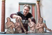 Restaurator Wendel Odermatt mit einem Teil des restaurierten Heilig Grab. (Bild: Boris Bürgisser (Stans, 15. März 2018))