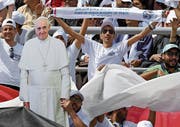 Christen halten eine Pappfigur des Papstes in die Höhe. (Bild: Ciro Fusco/EPA (Kairo, 29. April 2017))