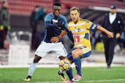 FCL-Verteidiger Reto Ziegler (rechts) setzt sich gegen den FCZ-Stürmer Stephen Odey durch. (Bild: Walter Bieri/Keystone (Zürich, 10. Dezember 2017))