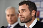 Noch ein letztes Mal beim FC Luzern im Rampenlicht: Ein sichtlich ergriffener Alex Frei verkündet nach dem Heimspiel gegen Basel seinen vorzeitigen Abschied vom FCL. (Bild Philipp Schmidli)