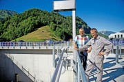 Walter Odermatt, Präsident der Baukommission (links), und Betriebsleiter Eugen Achermann auf dem neuen Betriebsgebäude. (Bild Corinne Glanzmann)
