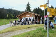 Asylbewerber treffen sich bei der Loipenhütte auf dem Langis mit Mitgliedern der Freiwilligengruppe. (Bild Martin Uebelhart)