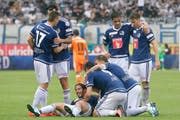 Der Kleinste war am Sonntag im FCL der Grösste: Jahmir Hyka (am Boden) lässt sich nach seinem 2:0 gegen GC feiern (von links Grether, Puljic, Juric, Lustenberger, Costa und Haas). (Bild: Marc Schumacher / EQ Images)