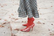 Man hoffte, sie nie mehr zu sehen: die Sockenstiefel. Sie sehen aus, als hätte der High Heel eine schwere Krankheit eingefangen. (Bild: Kirstin Sinclair (Getty Images Europe))