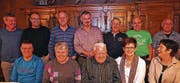 Die Jubilare: (hinten, von links) Toni Gisler, Roli Aschwanden, Dani Baumann, Josef Schilter, Christof Arnold, Ueli Gisler, Peter Herger; (vorne, von links) Lothar Imhof, Vreni Gisler, Walter Gisler, Karin Imhof und Annemarie Imhof. (Bild: Franz Imholz (Spiringen, 27. Januar 2018))