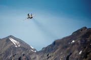 Ein F/A-18-Jet nach dem Start vom Militärflugplatz Unterbach in Meiringen. (Bild:)
