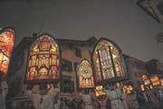 Die prächtigen Infuln erhellen die dunkle Küssnachter Altstadt. (Bild: Dominik Wunderli (Küssnacht, 5. Dezember 2017))