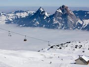 Im Skigebiet Stoos haben Noroviren zahlreiche Skifahrer flach gelegt. Dies haben Auswertungen der Stuhlproben ergeben. (Symbolbild) (Bild: KEYSTONE/ALESSANDRO DELLA BELLA)