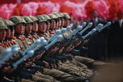 Nordkoreanische Kampftruppen gestern bei der Parade in Pjöngjang. (Bild: How Hwee Young/EPA)