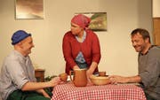 Peter Moser (Armin Zurfluh, links) und Beni Moser (Werner Arnold) machen sich über Käthi (Stefanie Imhof) lustig. (Bild: PD (Isenthal, 26. Dezember 2017))