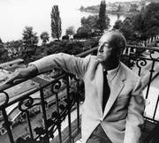 Vladimir Nabokov auf dem Balkon seiner Suite im «Montreux Palace». (Bild: Horst Tappe/KEY (Montreux, 1965))