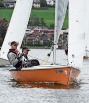 Bart van Weezenbeek und Reto Kunz (von links) glänzen an der Tempest-Klassenmeisterschaft auf dem Ägerisee. (Bild: Walter Rudin (15. September 2017))