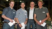 Die neuen Fachkräfte (von links): Pascal Schneider, Patrick Hervet und Philipp Imdorf mit VSSM-Unterwalden-Präsident Marcel Frank (Zweiter von rechts). (Bild: PD)