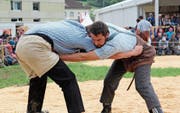 Lukas Herger vom Schwingklub Schattdorf (rechts) gewann in Arth seinen ersten Kranz. (Bild: Paul Gwerder (Arth, 14. Mai 2017))