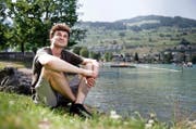 Filmemacher Theo Barmettler beim Strandbad Buochs-Ennetbürgen, wo heute sein Film läuft. (Bild Corinne Glanzmann)