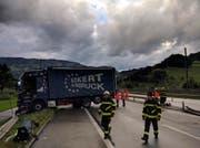 Die Räumungs- und Bergungsarbeiten dauerten bis in den späten Abend. (Bild: Geri Holdener, Bote der Urschweiz)