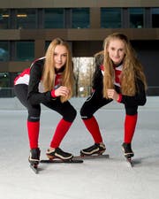 Die beiden Eisschnellläuferinnen Jasmin (links) und Vera Güntert, hier vor der Bossard Arena in Zug, sind in der Startposition für weitere sportliche Erfolge. (Bild: Maria Schmid)