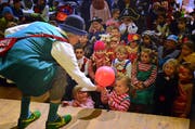 Gaukler Fulvio verzauberte die kleinen Besucher am Kindernachmittag der Guuggenmusig Seegusler in Alpnach. (Bild: Markus von Rotz)