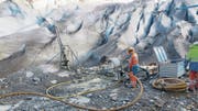 Bis zu 55 Meter tief wurde in den Felsen beim Aletschgletscher gebohrt. (Bild: PD)