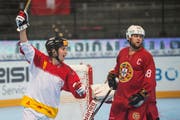Der Schweizer Streethockeyspieler Mathieu Schildknecht jubelt, nachdem er das Tor zum 0:2 erzielt hat.
