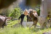Sabine Dahinden geniesst den Dreh für ihre Sommersendungen auf der Göscheneralp. (Bild SRF)