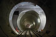 Blick in eine Röhre des Gotthard-Basistunnels während der Bauarbeiten. (Bild: Martin Ruetschi/Keystone (27. August 2010))