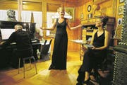 Wundervolle musikalisch-literarische Soiree zu Isabelle Kaiser in der Ermitage: von links Pianist Peter Baur, Sängerin Caroline Vitale und Schauspielerin Franziska Senn. (Bild: Romano Cuonz (Beckenried, 9. September 2017))