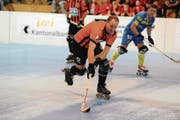 Michael Gerig (am Ball) sichert dem RHC Uri schliesslich den zweiten Punkt. (Bild: Urs Hanhart (Seedorf, 25. September 2016))