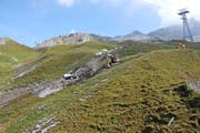 Zwischen den Stationen Trübsee und Stand werden grössere Wasserleitungen verlegt, damit nachher alle Schneekanonen gleichzeitig laufen können. (Bild: Philipp Unterschütz)