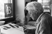 Adrian Frutiger, Grafiker und Schriftenmaler, aufgenommen in Bremgarten bei Bern im Januar 1999. (Bild: Keystone / Ayse Yavas)