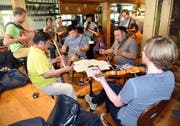 In der «Krone» in Giswil proben die Nidwaldner Ländlerkapelle und das Pferdekopfgeigen-Quartett aus der Mongolei den «Gämselijeger». (Bild Romano Cuonz)