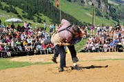 Elias Kempf (links) schlägt beim Urnerboden-Schwinget in einem kurzen, aber intensiven Schlussgang Michael Briker. (Bilder Paul Gwerder)