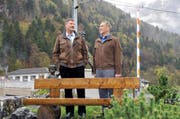 Der Engelberger Talammann Martin Odermatt (links) und Hans Kopp, Wolfenschiesser Gemeindepräsident, beim geschenkten Bänkli. (Bild Matthias Piazza)
