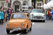 Viele Zuschauer säumten in Sarnen den Strassenrand beim Start der Oldtimer in Richtung Beromünster. (Bild Birgit Scheidegger)