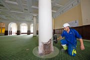 André Zurmühle bearbeitet eine der alten Säulen im Schiller-Saal des «Europäischen Hofs». Bild: Eveline Beerkircher (Engelberg, 19. Oktober 2016)