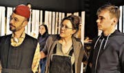 Regisseurin Bettina Dieterle zeigt, wie sie es gerne hätte. Hier mit Lukas Tschümperlin. (Bild: Romano Cuonz (Stans, 28. Januar 2017))